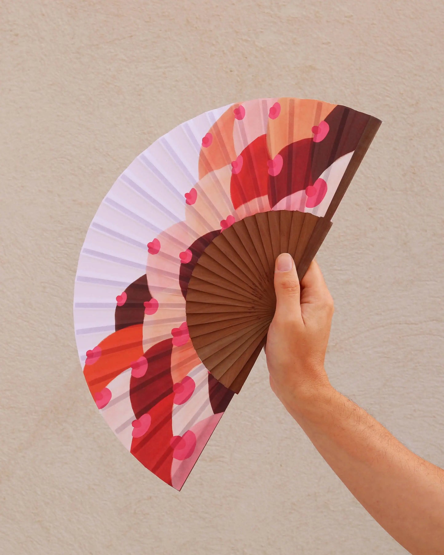 Éventail Sahara au design audacieux de cœurs roses vibrants