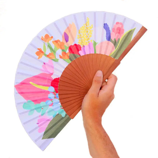 Main tendue avec éventail tulipes ouvert aux motifs floraux