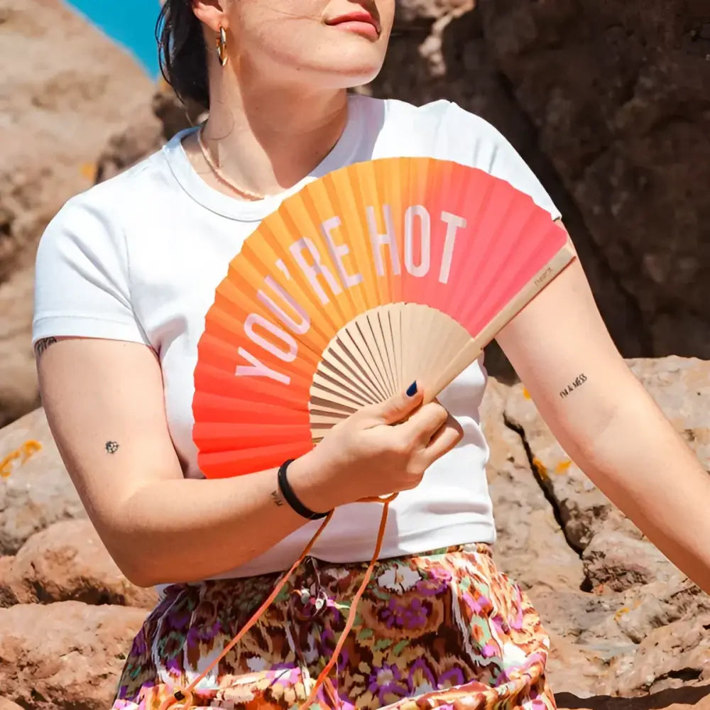 Un eventail you are hot avec un dégradé coloré et cadre en bois cool