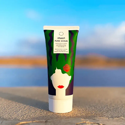 Tube vert et blanc Shaeri Pure Scrub avec visage stylisé, exfoliant naturel corps au sel marin et citron pour purification énergétique