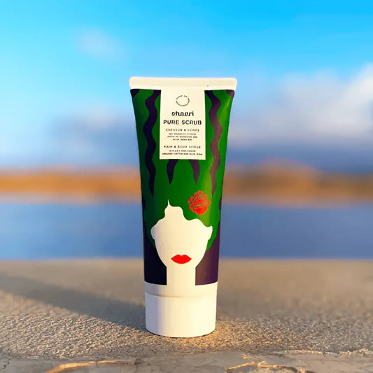 Tube vert et blanc Shaeri Pure Scrub avec visage stylisé, exfoliant naturel corps au sel marin et citron pour purification énergétique