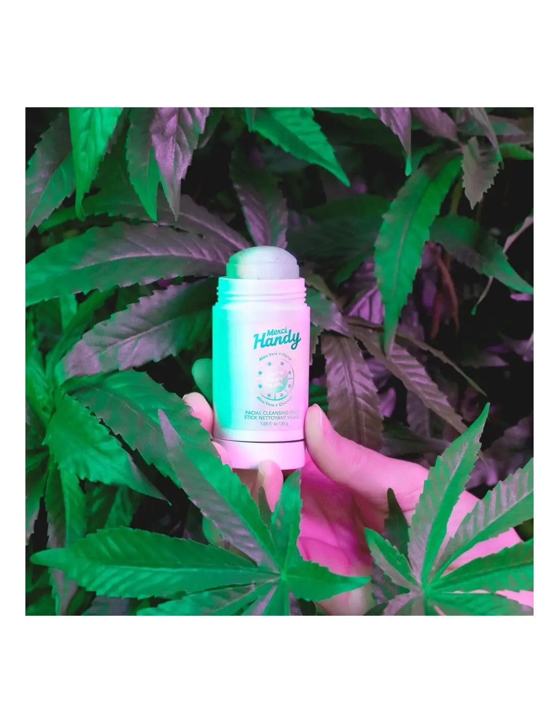 Stick nettoyant Magic Plants bleu et rose contre feuilles de cannabis