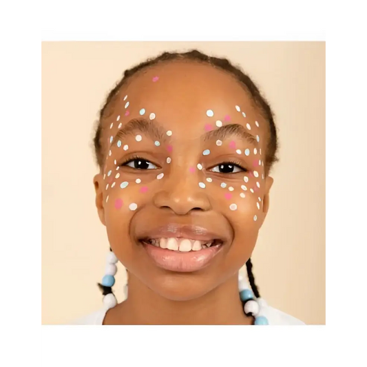 Enfant souriante avec tatouage temporaire coloré, utilisant le feutre rose pour temporaire enfant rose