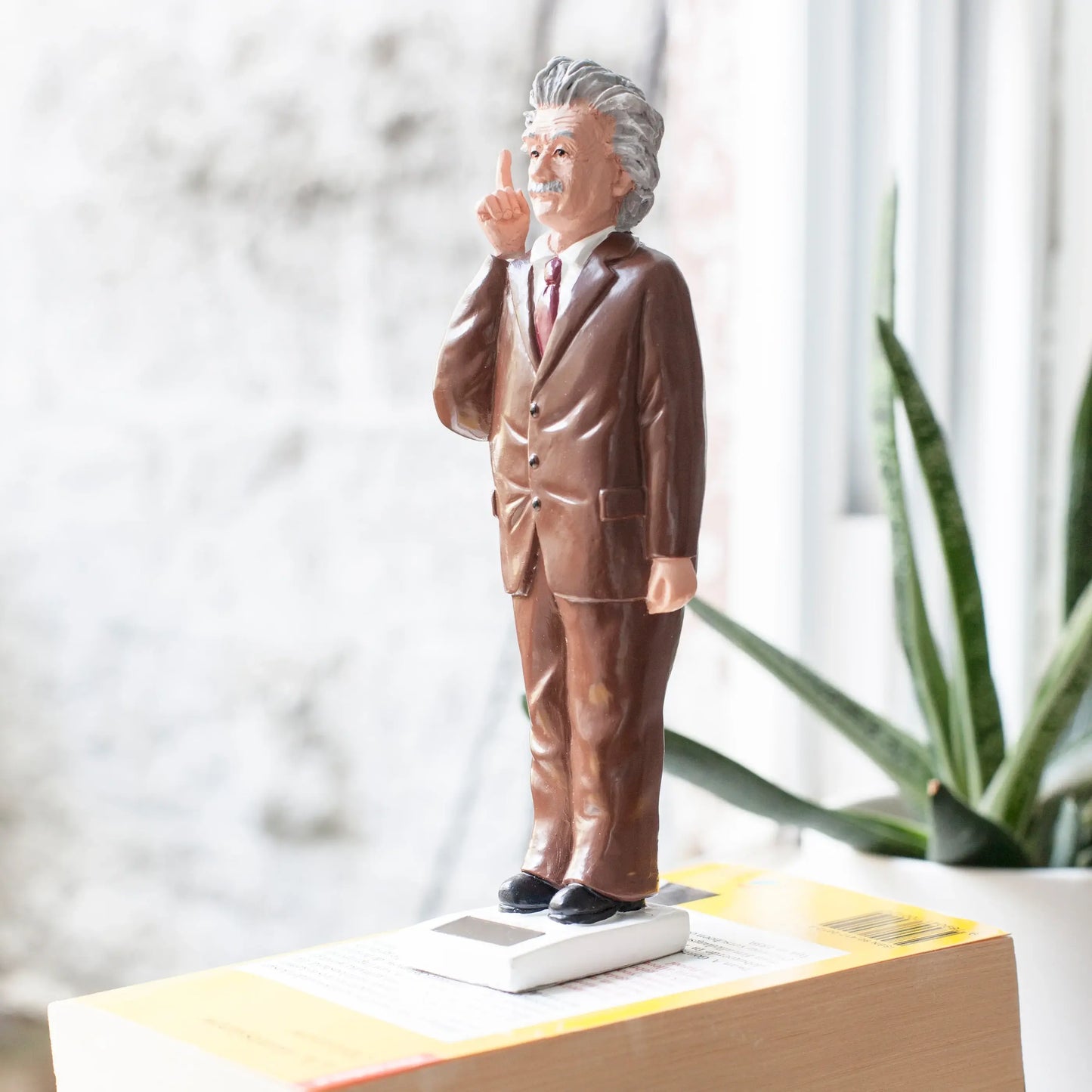 Figurine solaire Einstein en plastique brun, hommage à Albert Einstein en costume main levée