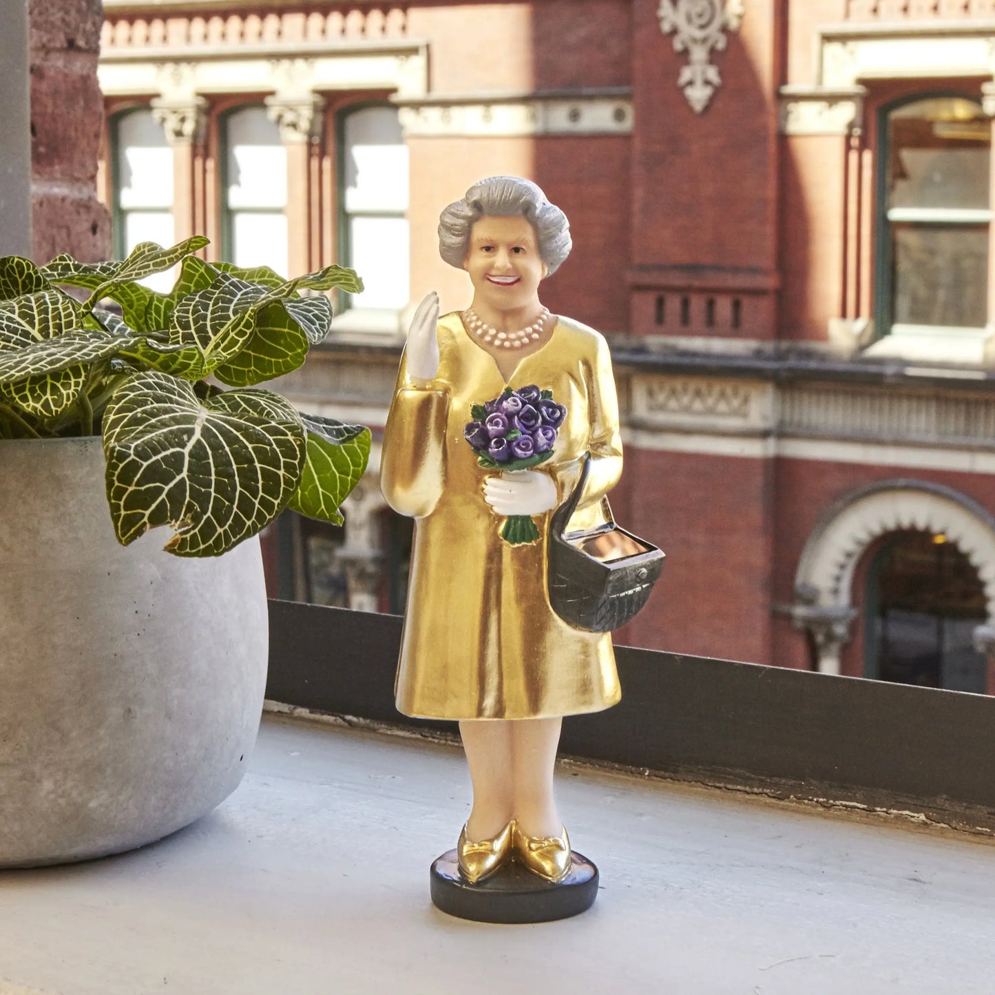 Figurine solaire Queen Elisabeth dorée brillante en robe formelle