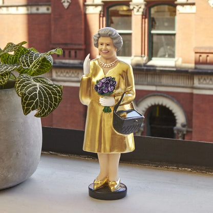 Figurine solaire Queen Elisabeth dorée brillante en résine or, robe dorée et roses violettes
