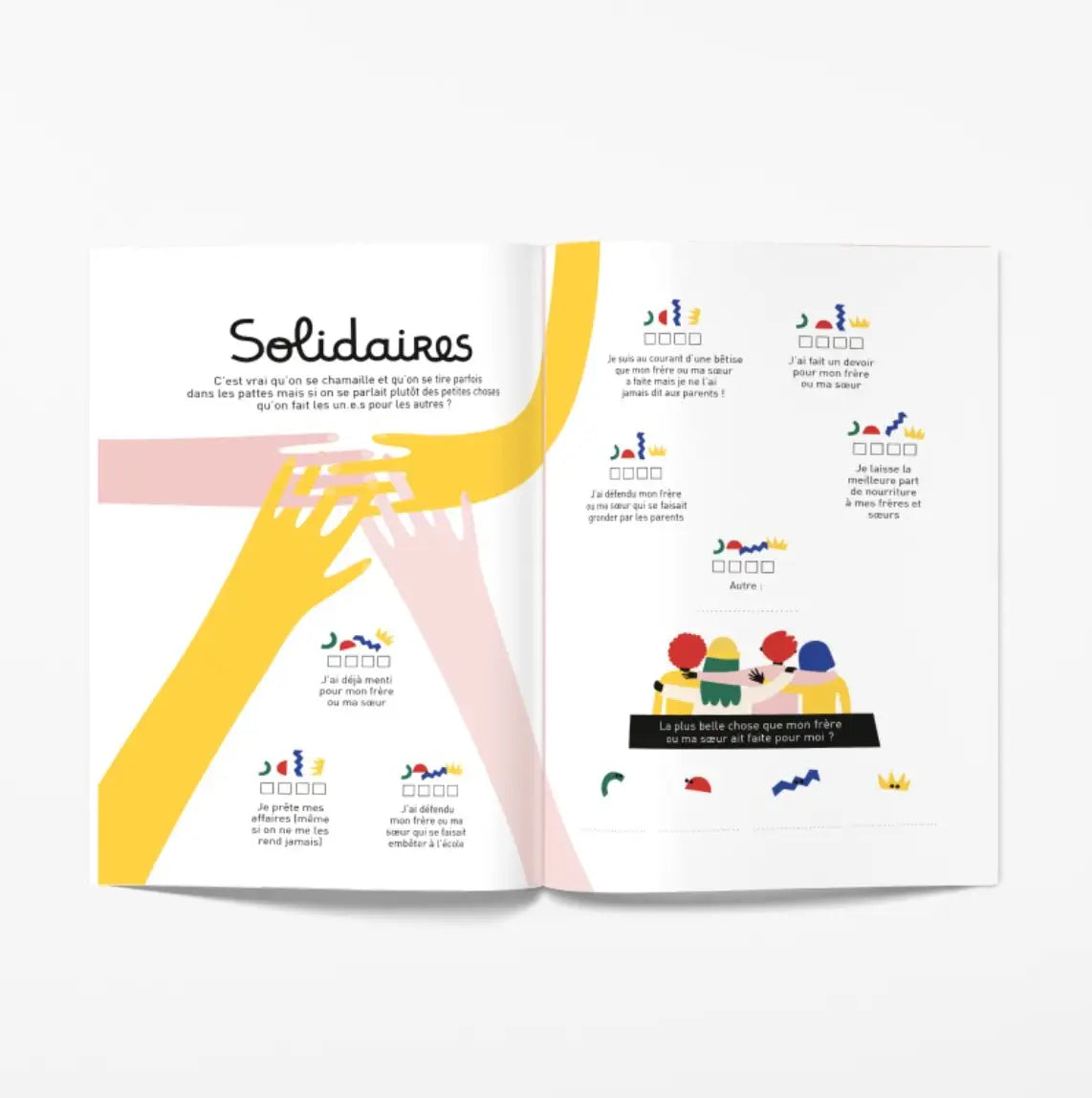 Livre Entre Frères et Sœurs ouvert avec illustrations colorées, texte français, main jaune et dessins enfantins sur trésor familial