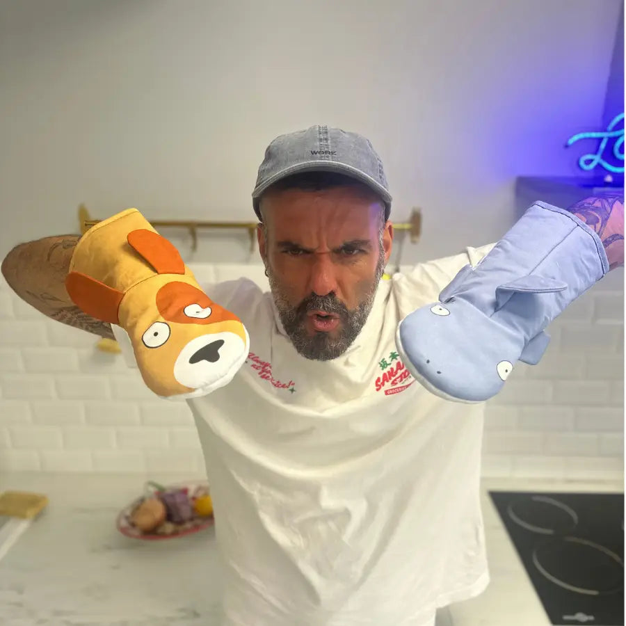 Gant requin bleu clair et gant chien jaune orangé pour protection thermique plats chauds