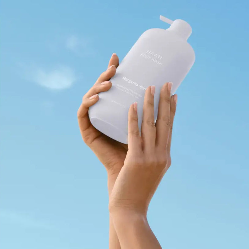 Gel douche hydratant aux probiotiques margarita spirit dans une pompe gris clair contre ciel bleu
