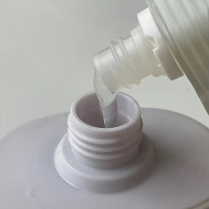 Liquide clair versé dans une bouteille pour gel douche hydratant aux probiotiques Margarita Spirit
