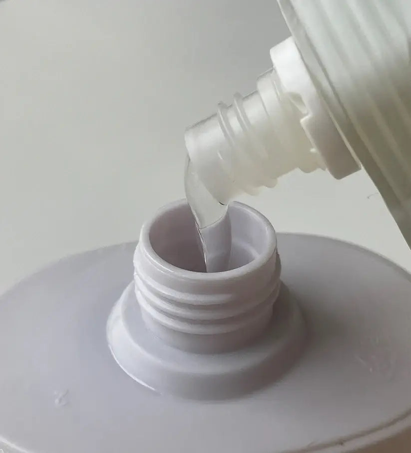 Versement de liquide clair dans bouteille Gel Douche Hydratant aux Probiotiques Margarita Spirit 450 ml pour peau plus résistante