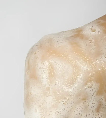 Épaule couverte de mousse riche de gel douche hydratant aux probiotiques New Morning