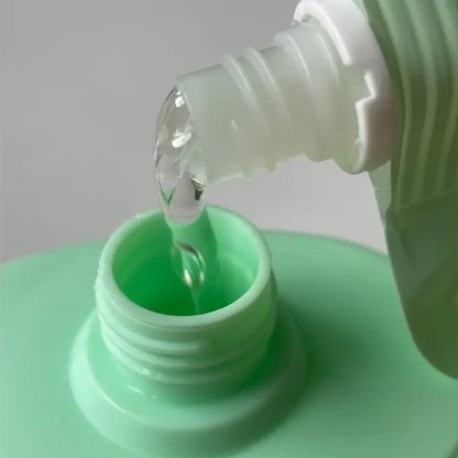 Gel douche hydratant aux probiotiques avec liquide clair en train de verser