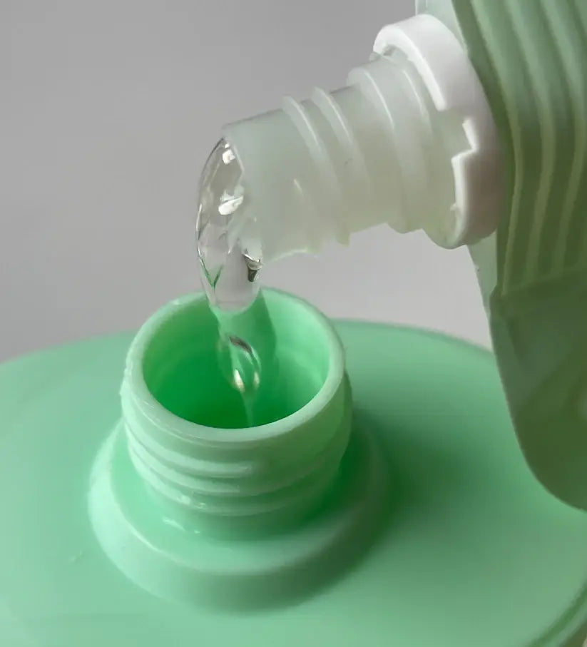 Gel douche aux probiotiques verveine versé en liquide clair