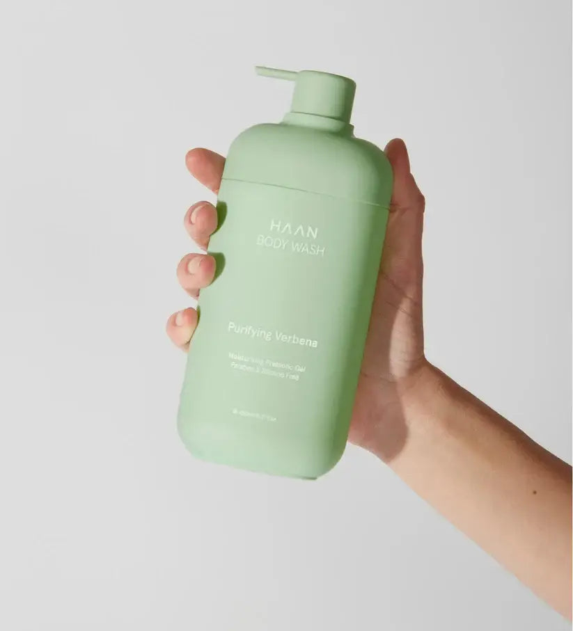 Bouteille de gel douche hydratant aux probiotiques verveine 450 ml verte pâle tenue en main