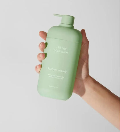 Bouteille de gel douche hydratant aux probiotiques verveine 450 ml verte pâle tenue en main