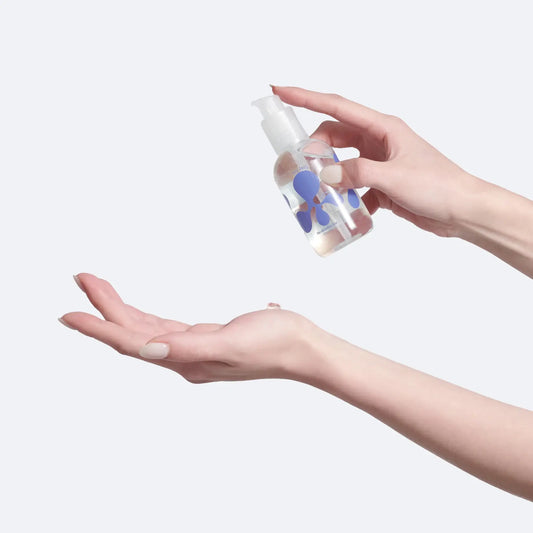 Gel Joy Jolly : texture soyeuse dispensée dans une main ouverte