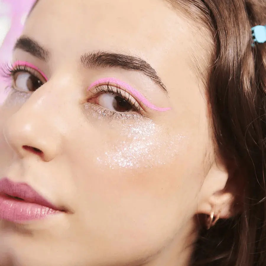 Femme au liner rose et paillettes sur joue avec gel pailleté naturel Nuit Blanche