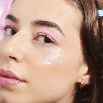 Femme au liner rose et paillettes sur joue avec gel pailleté naturel Nuit Blanche