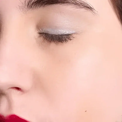 Visage femme maquillé gel pailleté Nuit Blanche, fabrication française