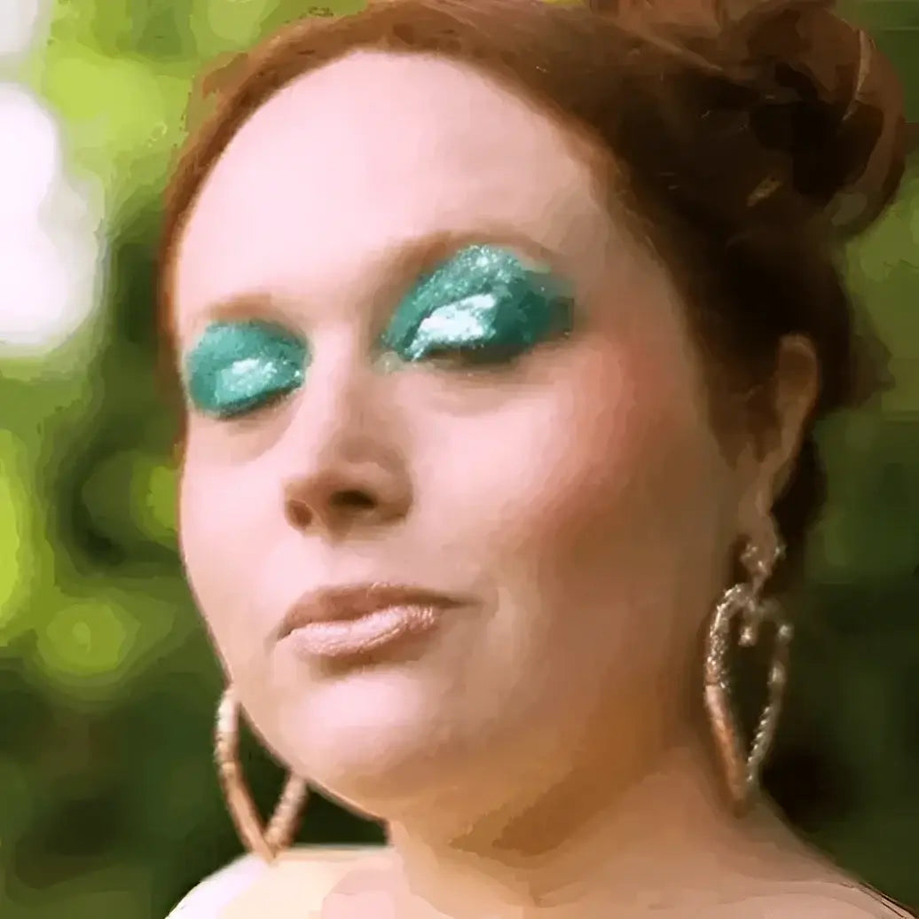 Femme aux yeux pailletés teal et boucles en forme de cœur, gel pailleté Polysirène