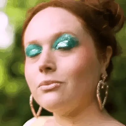 Femme aux yeux pailletés teal et boucles en forme de cœur, gel pailleté Polysirène
