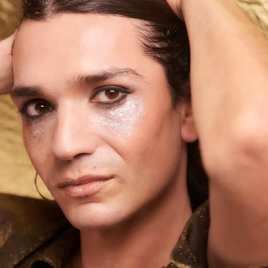 Personne avec maquillage yeux dramatique paillettes sous yeux, Gel Pailleté Vegas Bébé effet scintillant longue tenue