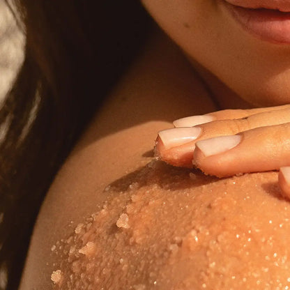 Gommage Pastèque vegan massé sur peau pour routine beauté naturelle