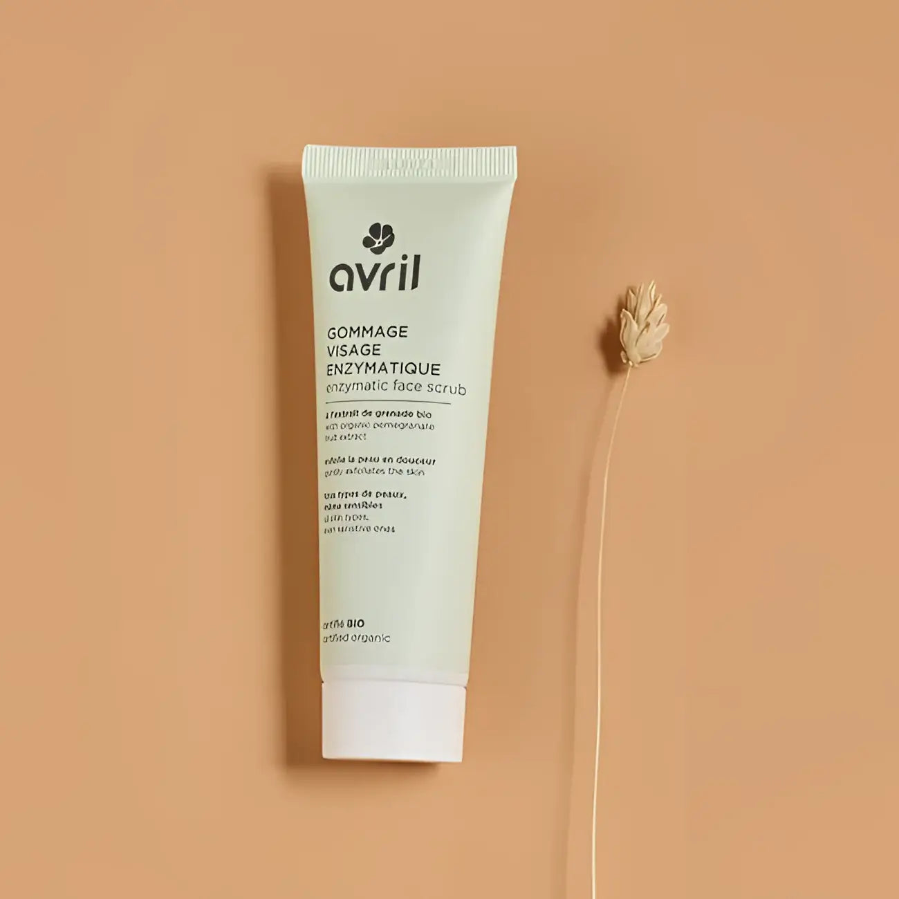 Tube vert clair de gommage visage enzymatique à parfum subtil d’agrumes