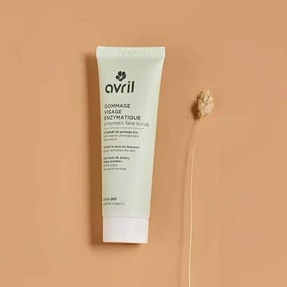 Tube vert clair de gommage visage enzymatique à parfum subtil d’agrumes