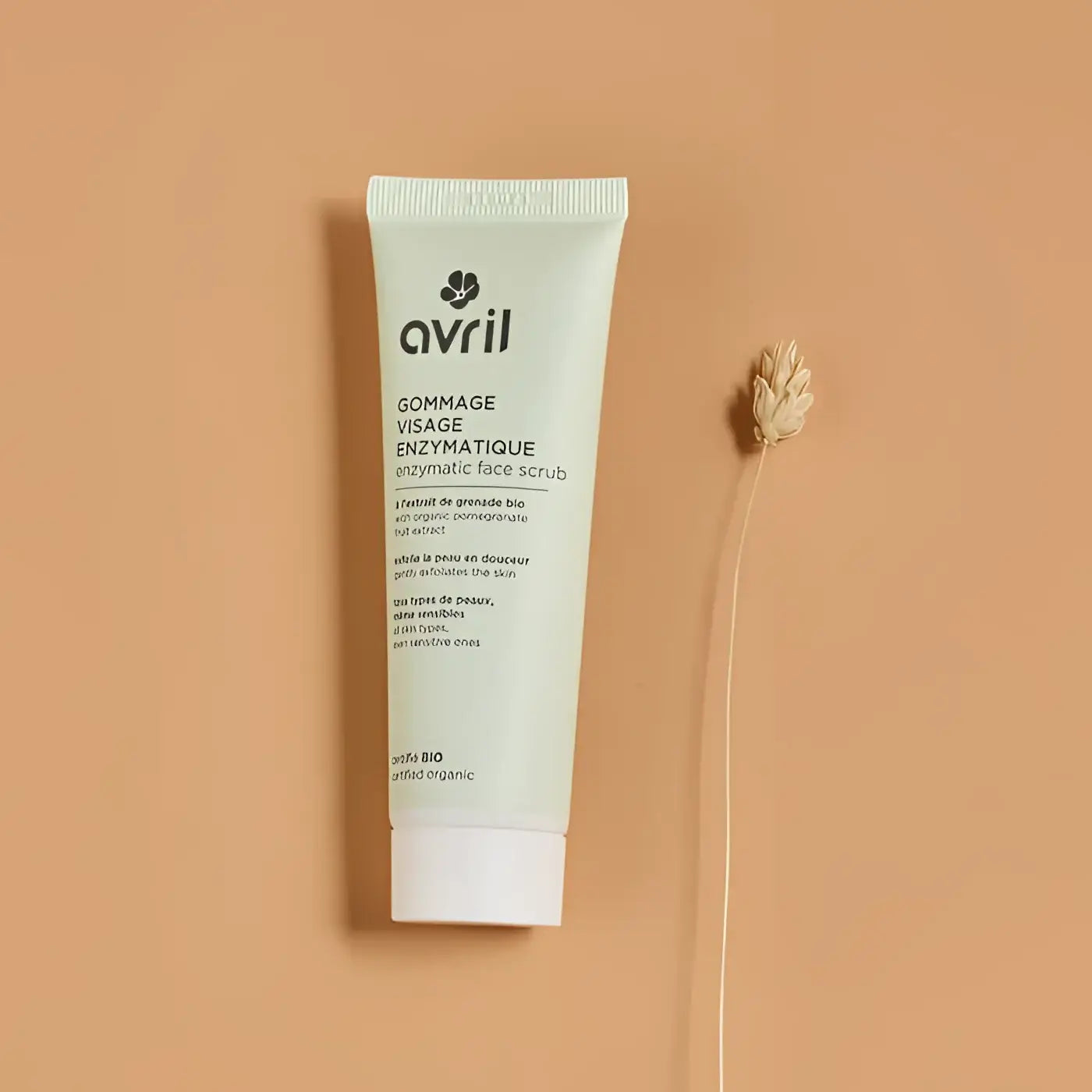 Tube Avril gommage visage enzymatique pour routine beauté peau sèche