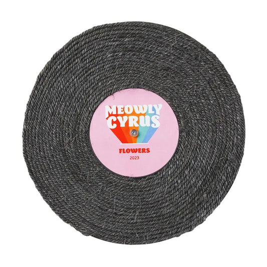 Grattoir Meowly Cyrus innovant avec corde grise texturée et étiquette rose fleurs 2023