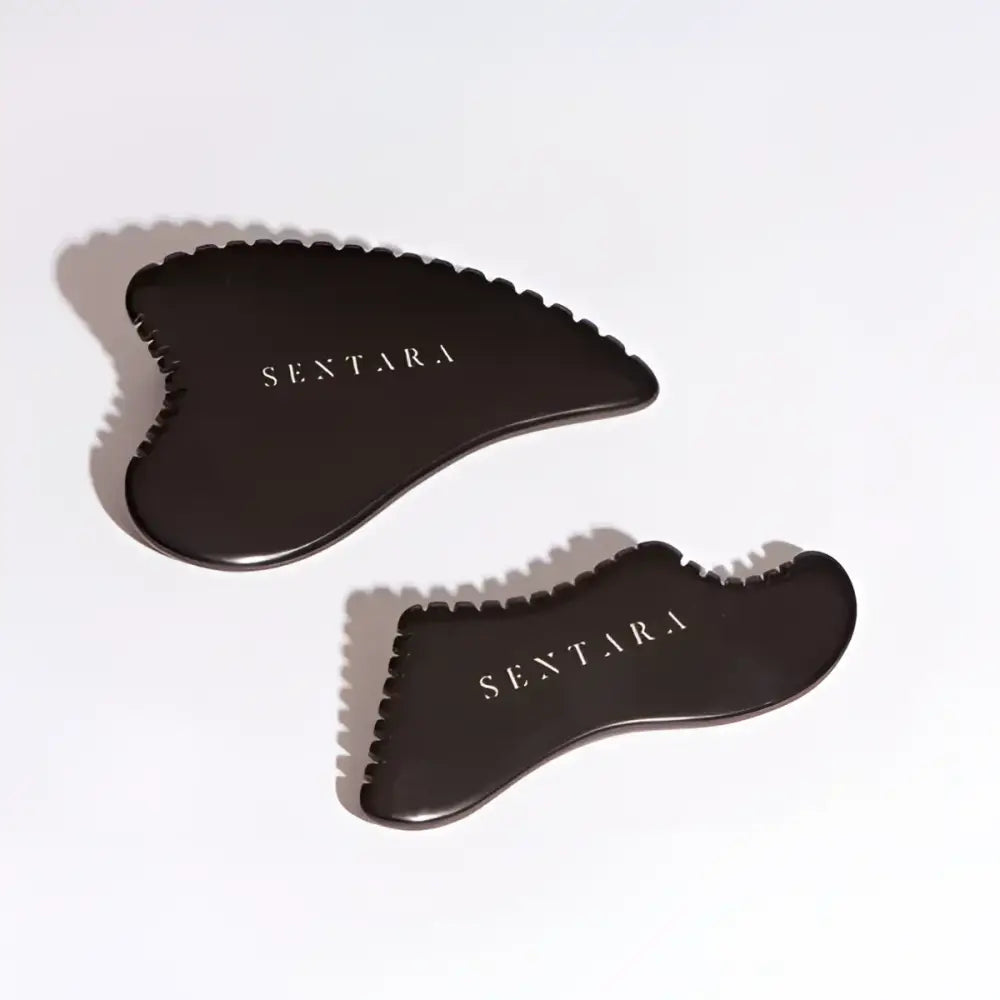 Deux outils gua sha peau en pierre naturelle avec bords ondulés pour le geste devient parfait
