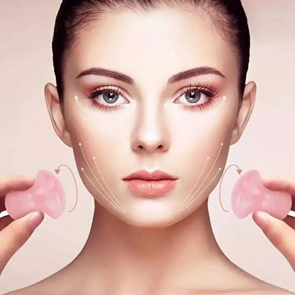 Femme utilisant Gua Sha Quartz Rose pour lifting facial avec outils en quartz rose