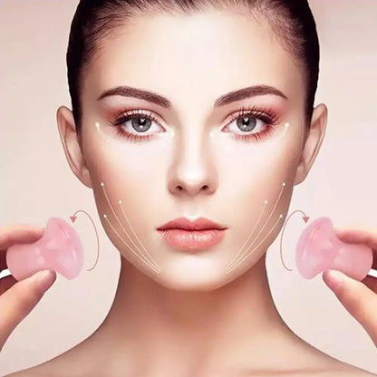 Femme utilisant Gua Sha Quartz Rose pour lifting facial avec outils en quartz rose