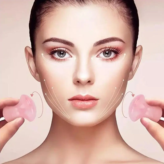 Femme utilisant Gua Sha Quartz Rose pour lifting facial avec outils en quartz rose