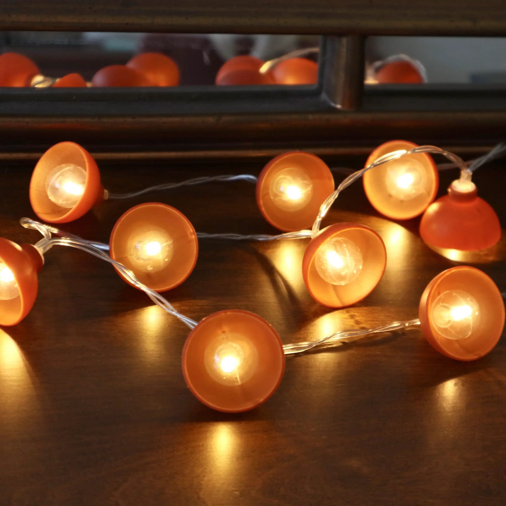 Guirlande lumineuse USB terracotta avec boules orange chaudes enfilées sur fil fin