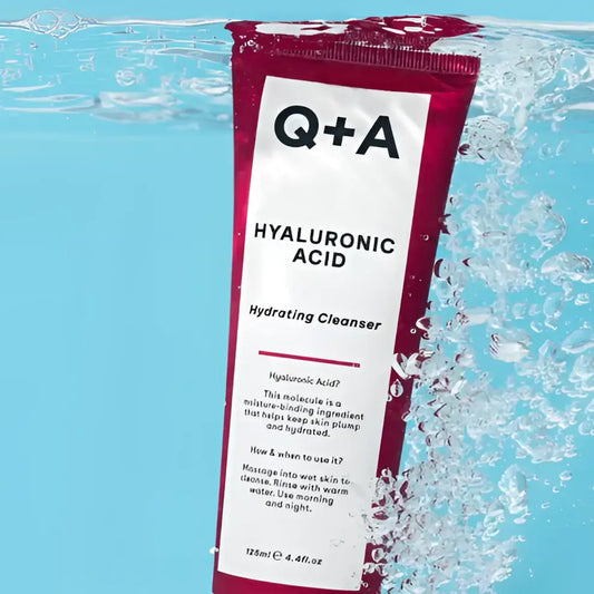 Tube de Q+A Hyaluronic Acid Gel Cleanser pour une peau à recevoir hydratée