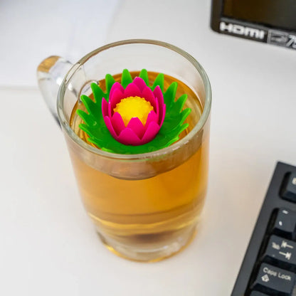 Infuseur à thé lotus en silicone vibrant rose et jaune, base verte, idée cadeau infuseur inspiré