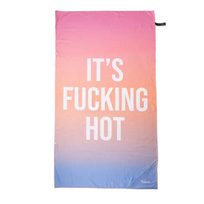 Serviette de plage séche rapide avec look tendance et texte it’s fucking hot