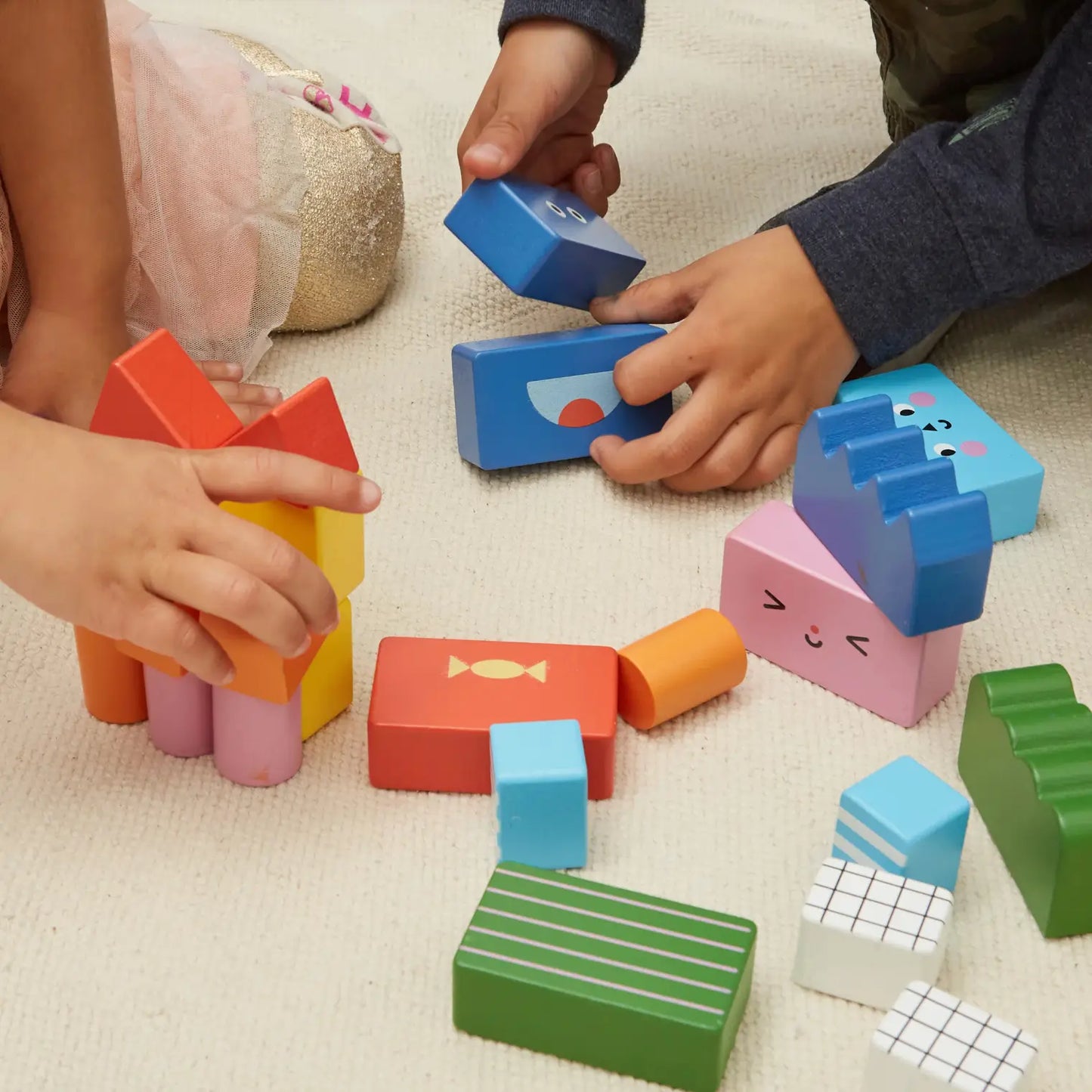 Jeu blocs en bois Kidoki avec visages cartoon colorés pour expérience sensorielle