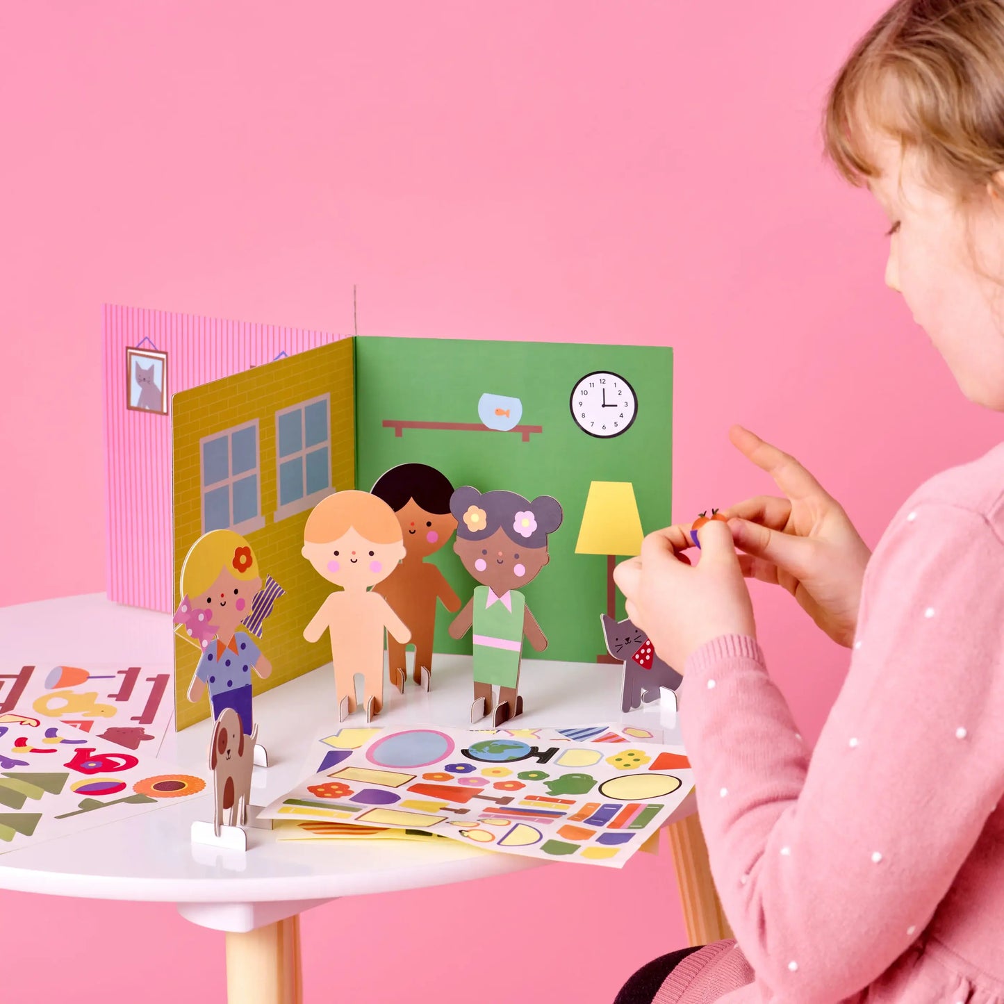 Jeu Créatif À La Maison : maison jaune verte, personnages, papier certifié FSC, motricité fine