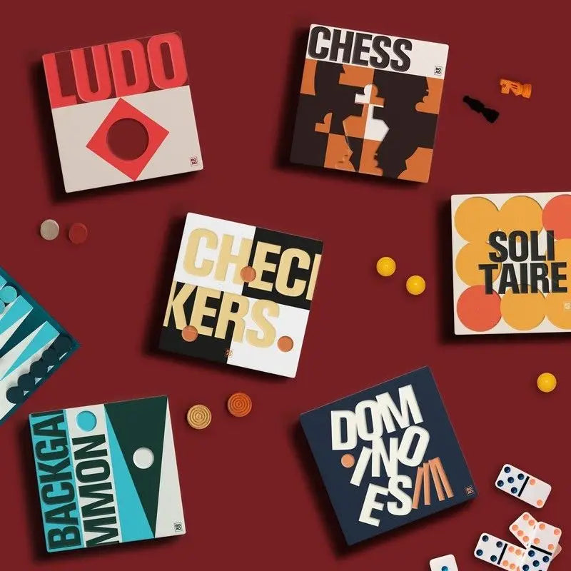 Boîte de Jeu De Dames minimaliste, design géométrique noir et orange avec ’chess’ stylisé, témoigne d’un savoir-faire artisanal