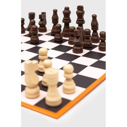 Jeu d’échecs revisité en bois sur coffret d’échecs checkered