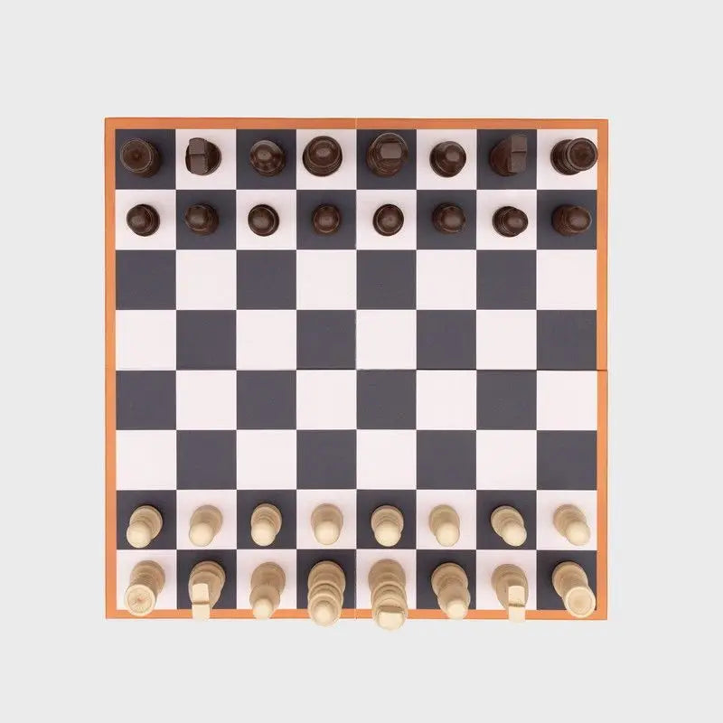 Jeu d’échecs revisité : coffret d’échecs design rencontre en bois orange