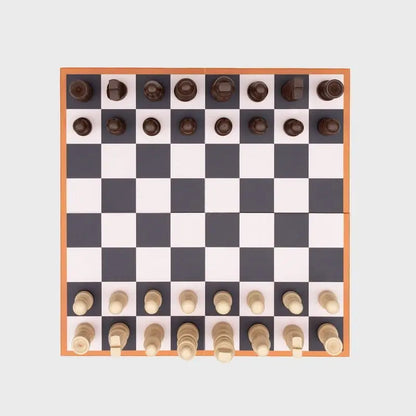 Jeu d’échecs revisité : coffret d’échecs design rencontre en bois orange