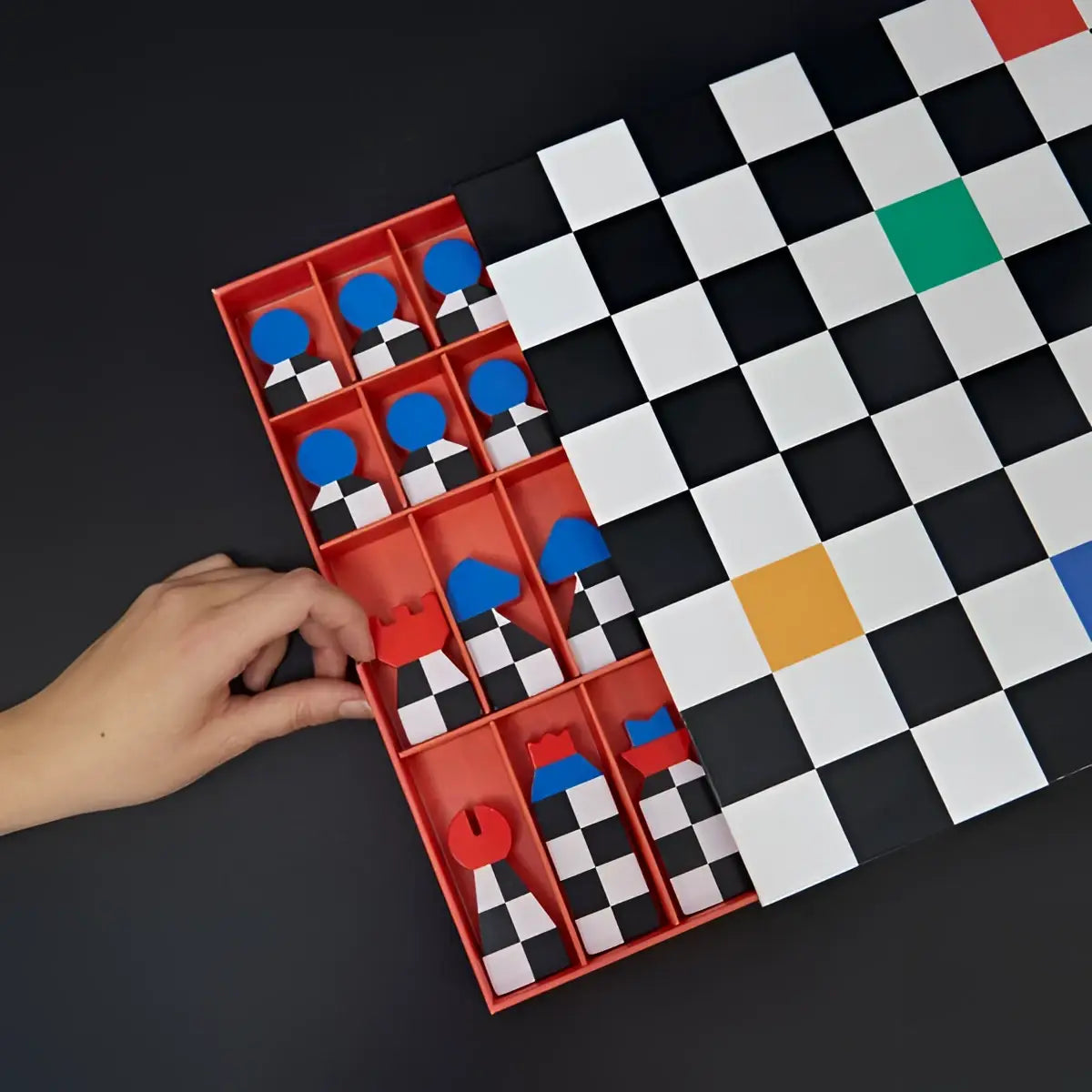 Plateau rouge en plastique avec pions jeu d’échecs hey chess bois colorés