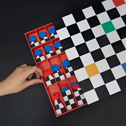 Plateau rouge en plastique avec pions jeu d’échecs hey chess bois colorés