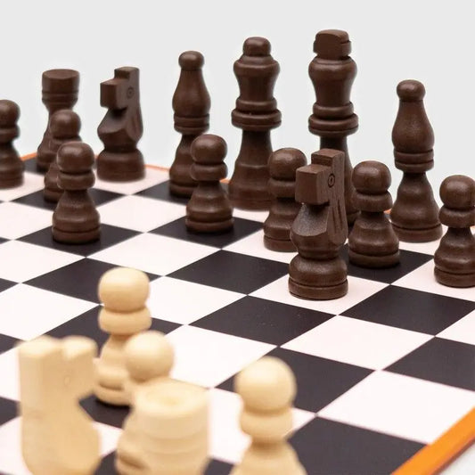 Jeu d’échecs revisité avec pièces en bois sur coffret d’échecs design