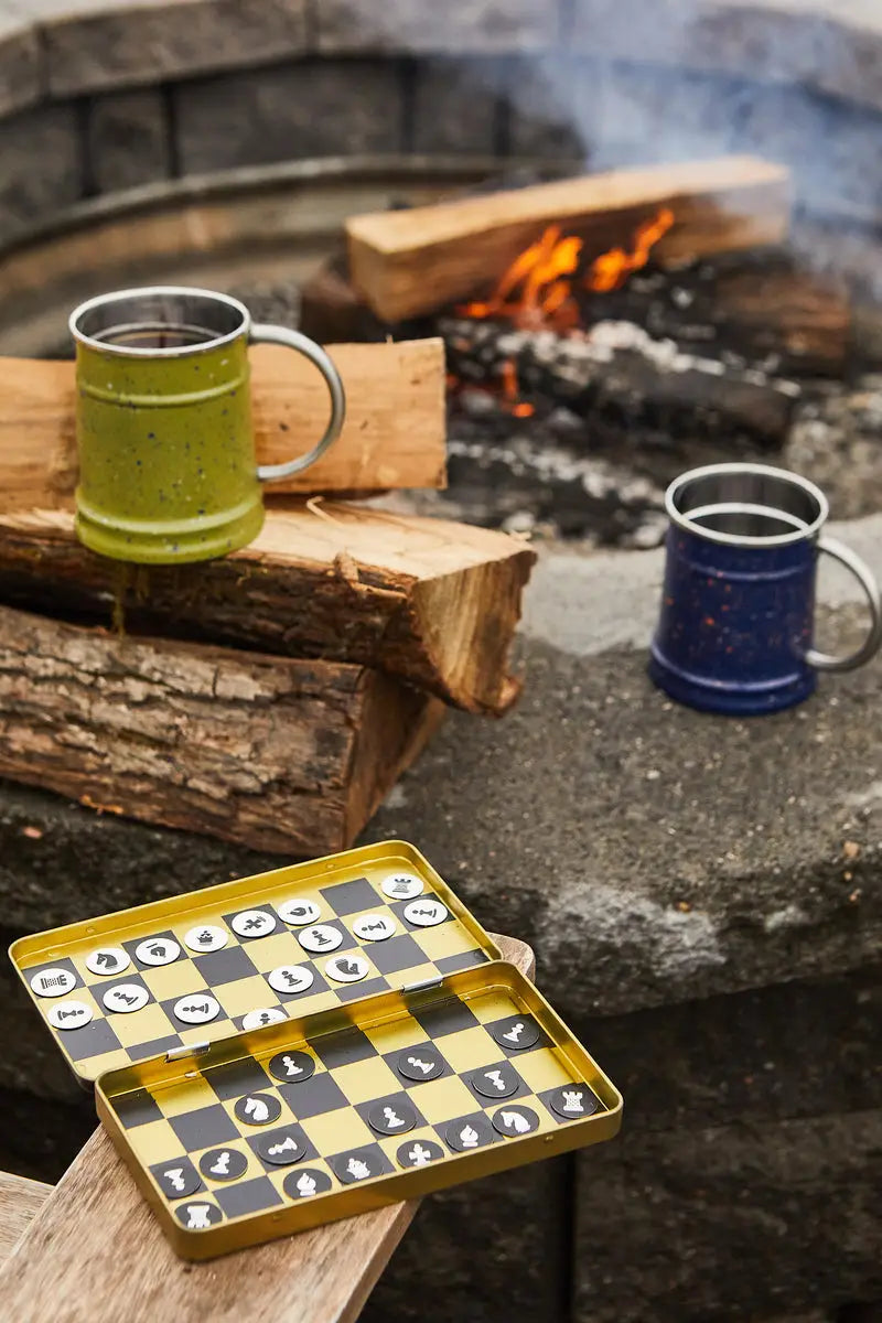 Jeu d’échecs magnétique portable en boîte jaune métal, compagnon idéal en pleine nature
